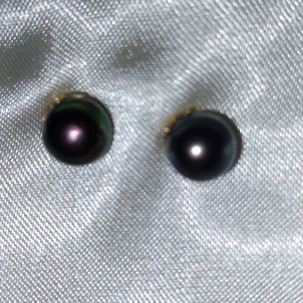 Black pearl earrings
